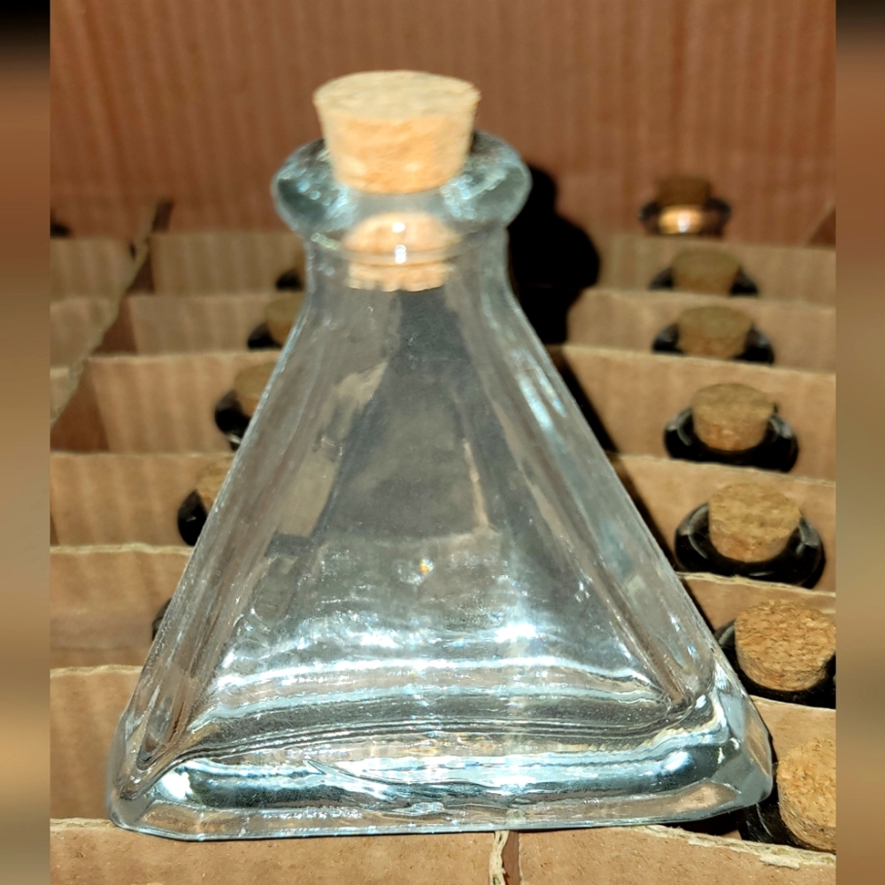 7× Triangle glass bottles with cork
